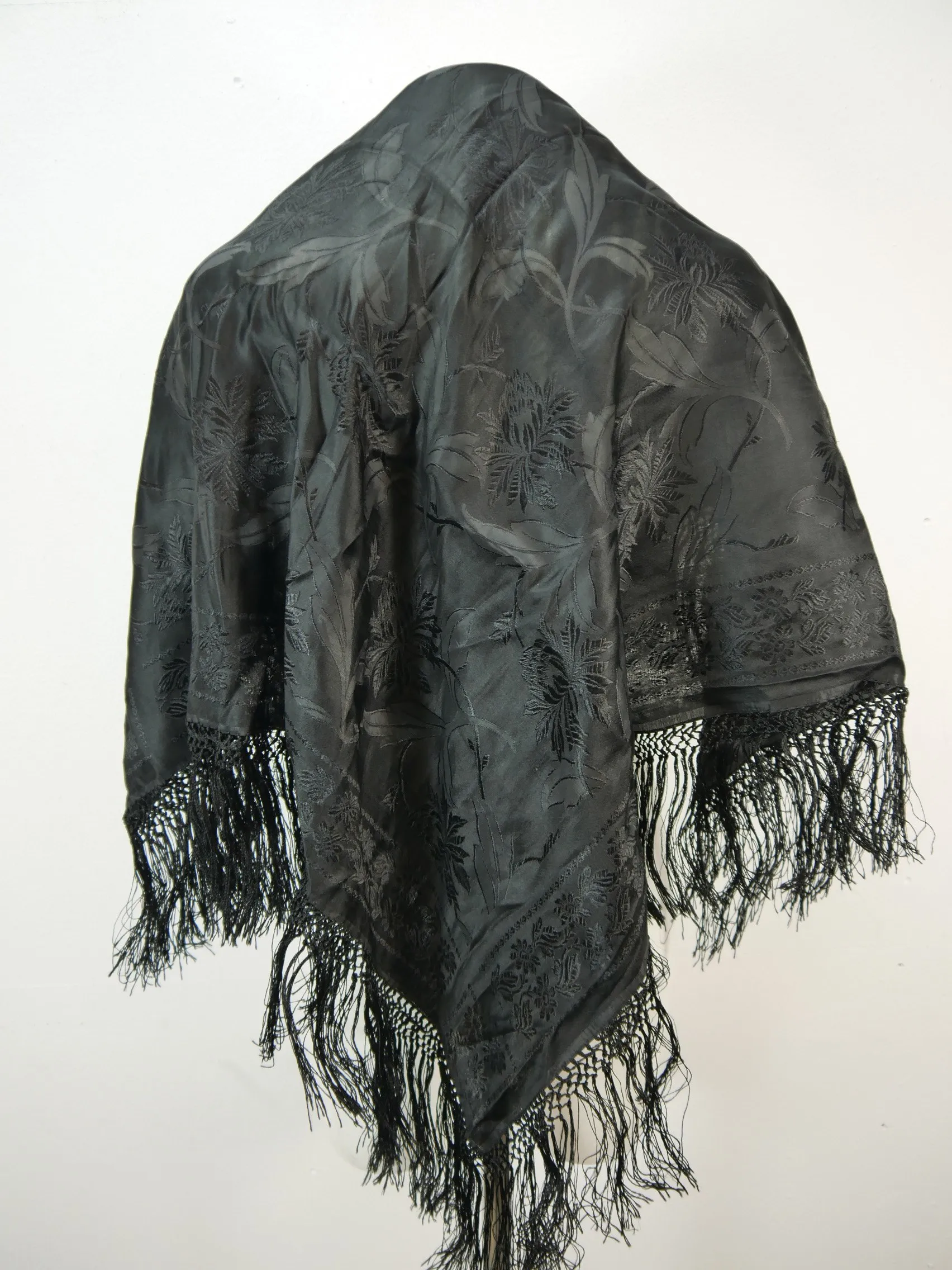 Bezauberndes Fransentuch schwarz Polyester Trachtentuch mit Blumenmuster
