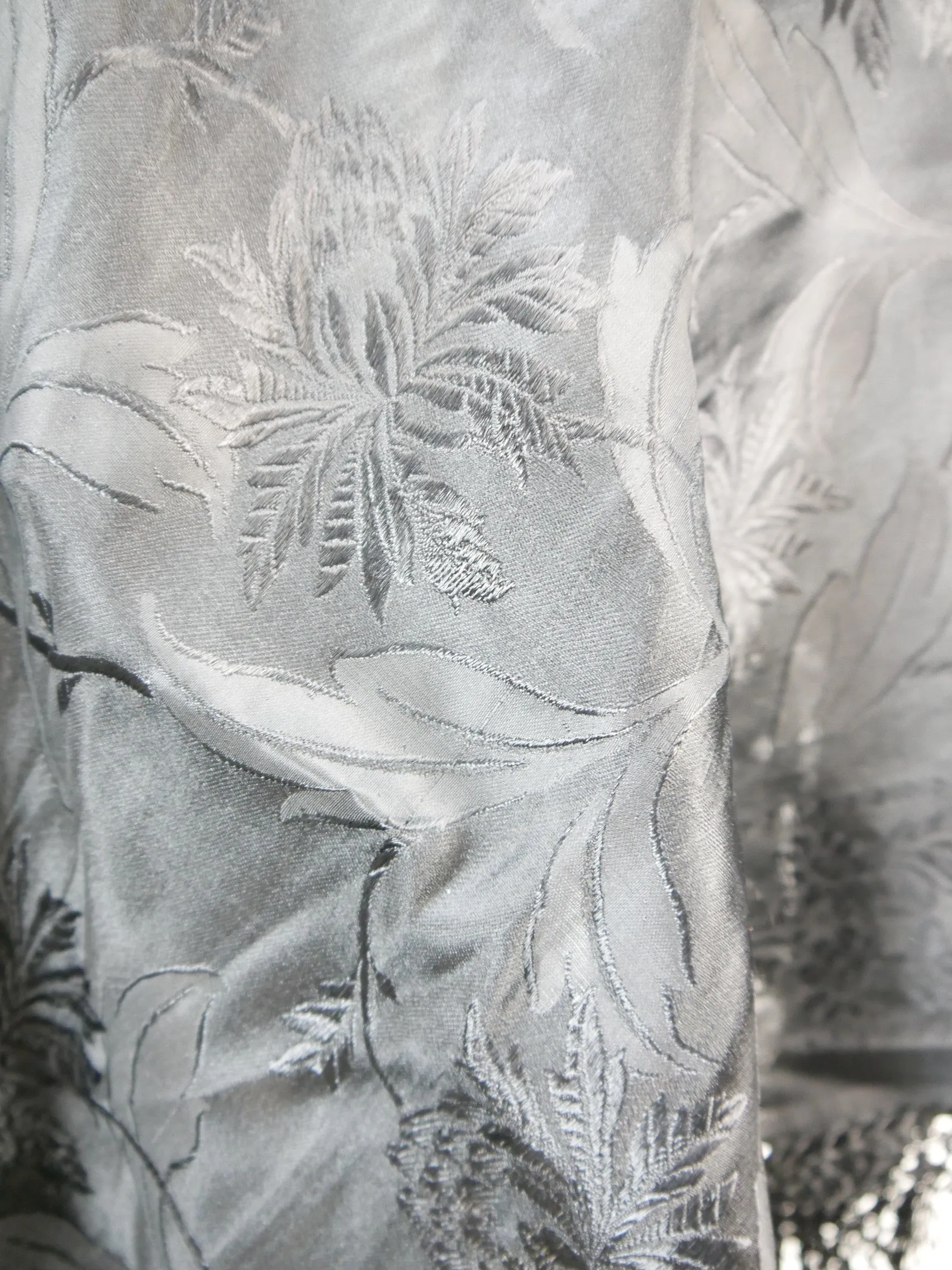 Bezauberndes Fransentuch schwarz Polyester Trachtentuch mit Blumenmuster